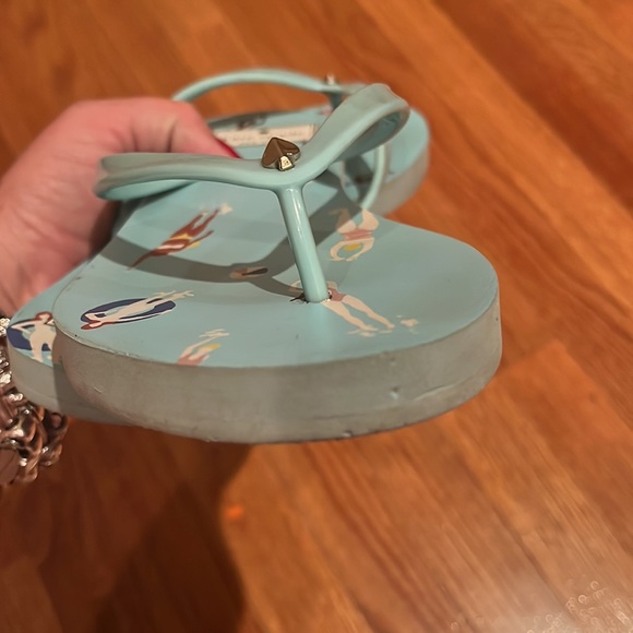 Kate Spade size 8 icy blue cushie flip flops beach and swim motif - Picture 13 of 14